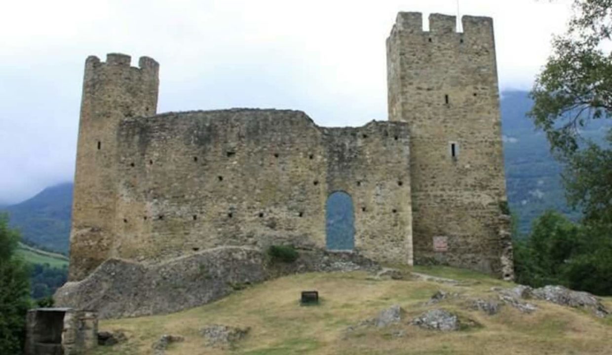 T1-Bis-Luz-Isia-autour-chateau-vestiges-visites