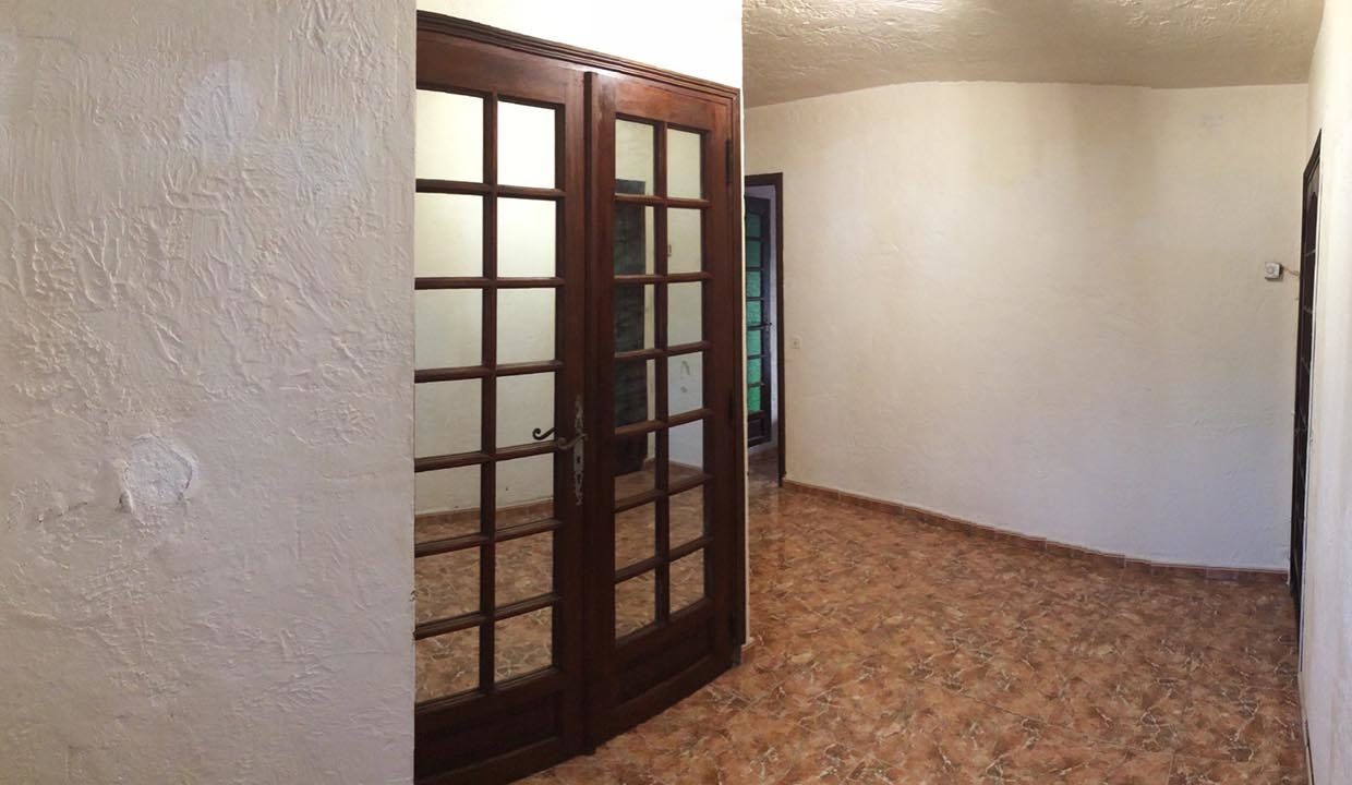 airbnjune-villa-roquebrune-sur-argens-couloir-hall