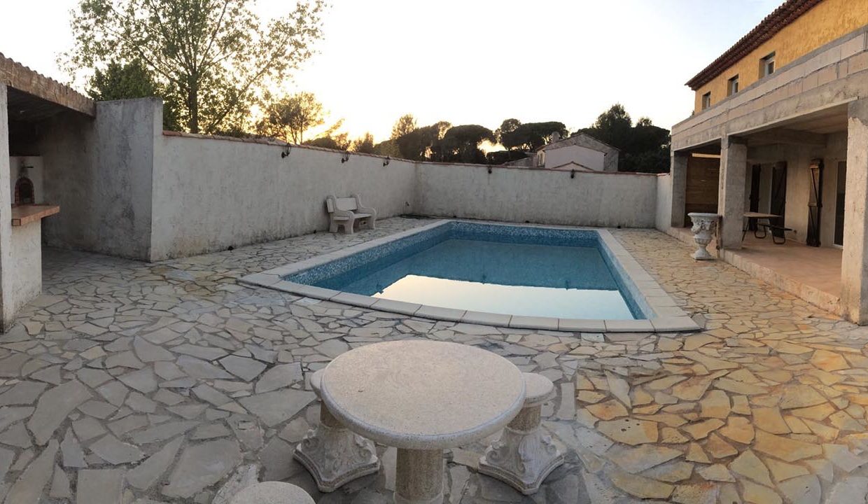 airbnjune-villa-roquebrune-sur-argens-piscine