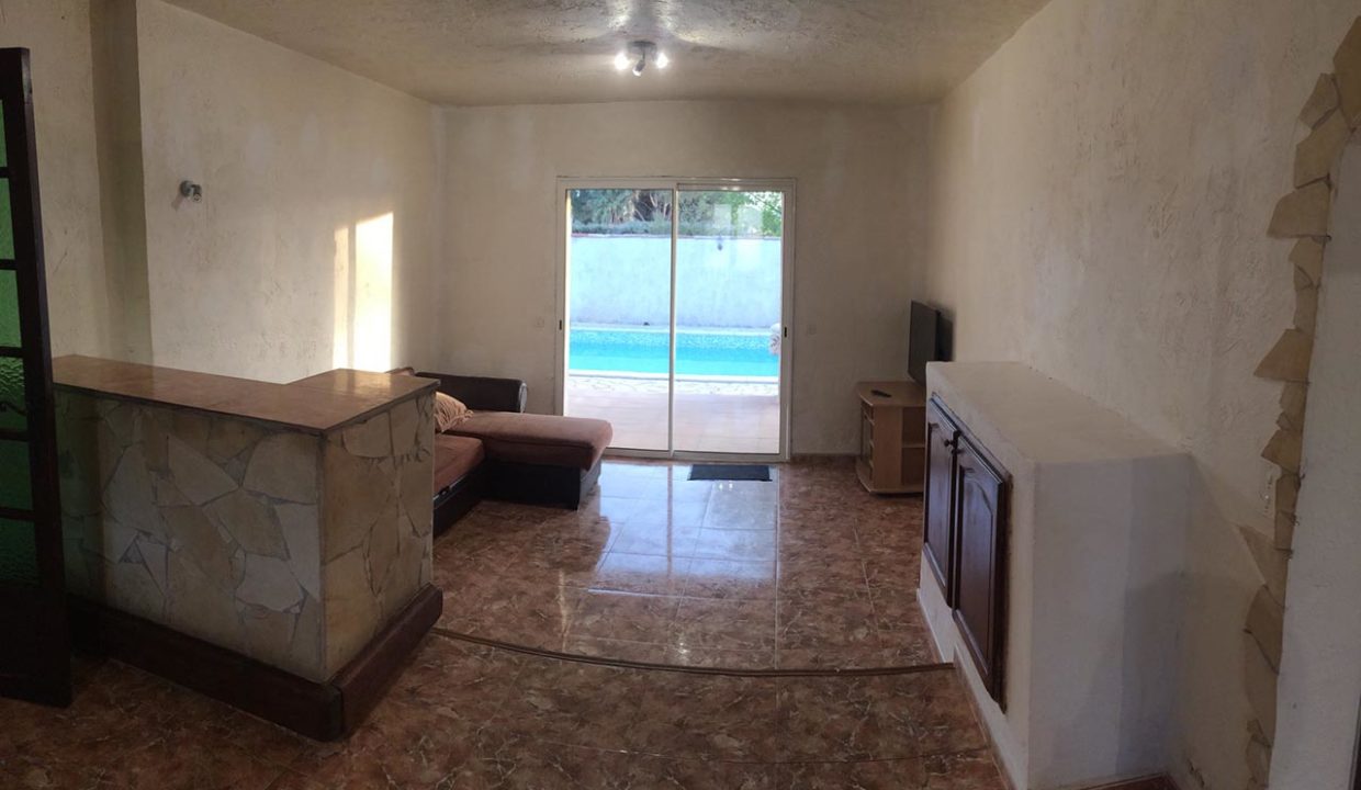 airbnjune-villa-roquebrune-sur-argens-salon-canape-convertible-2-couchages