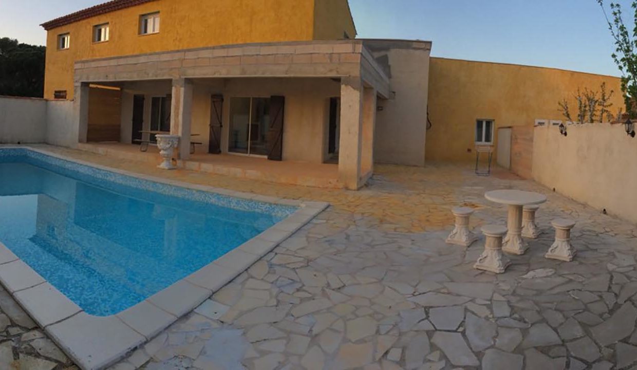 airbnjune-villa-roquebrune-sur-argens-var-piscine-exterieure-barbecue-terrasse