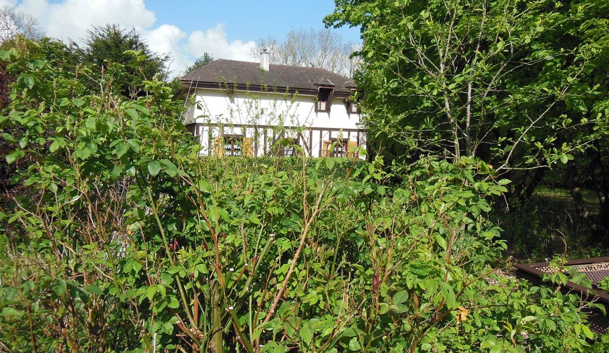 le cottage dans un écrin de verdure