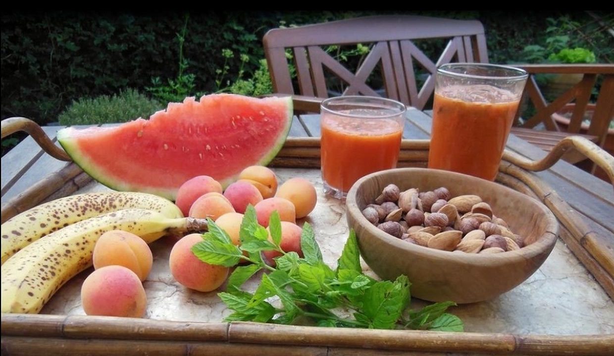 petit déjeuner de fruits et smothies en 2000 et quelques