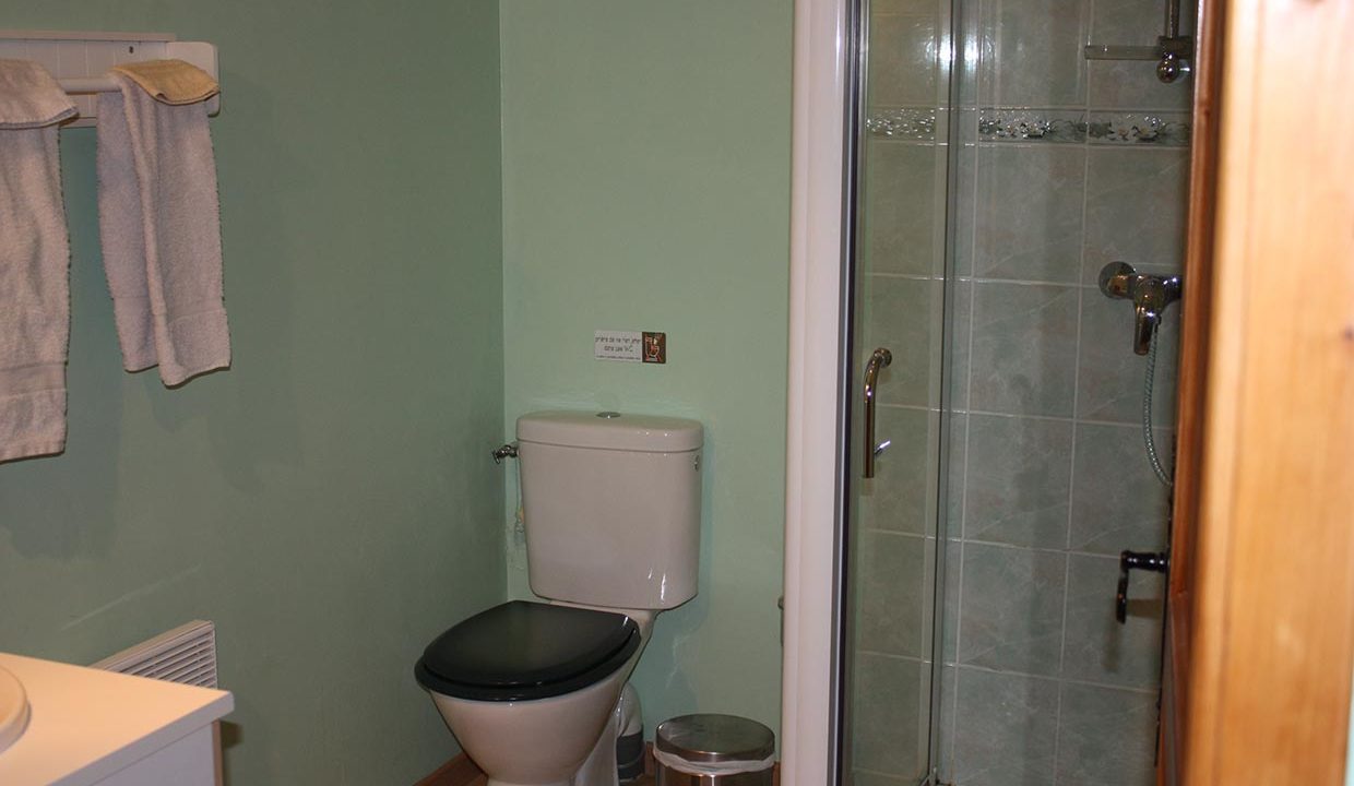 salle-d-eau-dasn-toutes-les-chambres-chambres-d-hotes-foameix-ornel