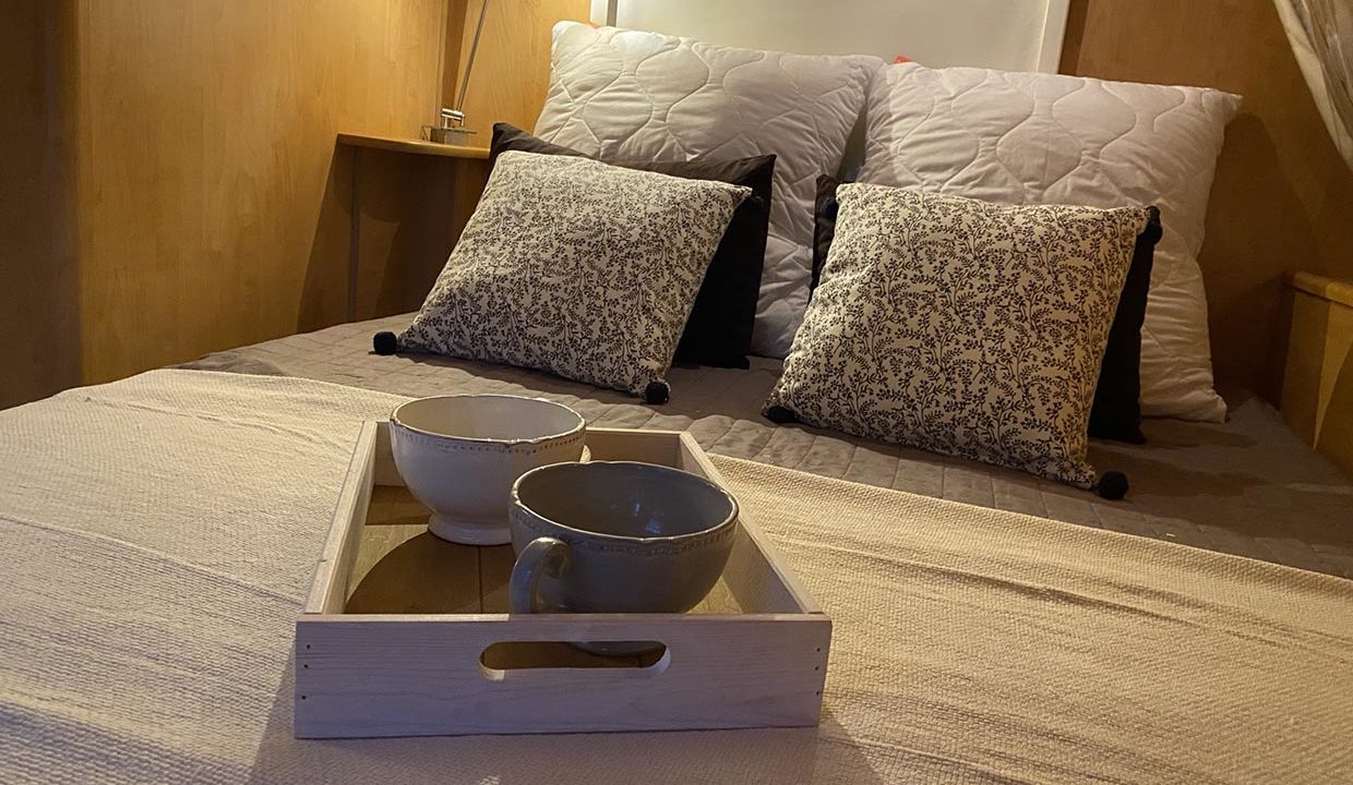 Lit-double-140-caravane-les-adrets