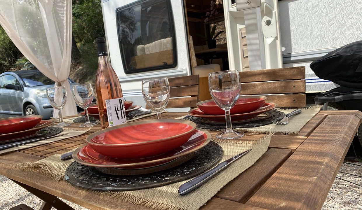 belle-table-ombragee-adrets-esterel-caravane-airbnjune