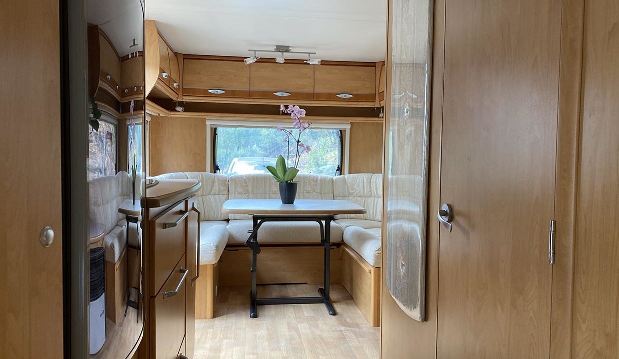 intérieur-vue-salon-caravane-adrets-esterel-airbnjune