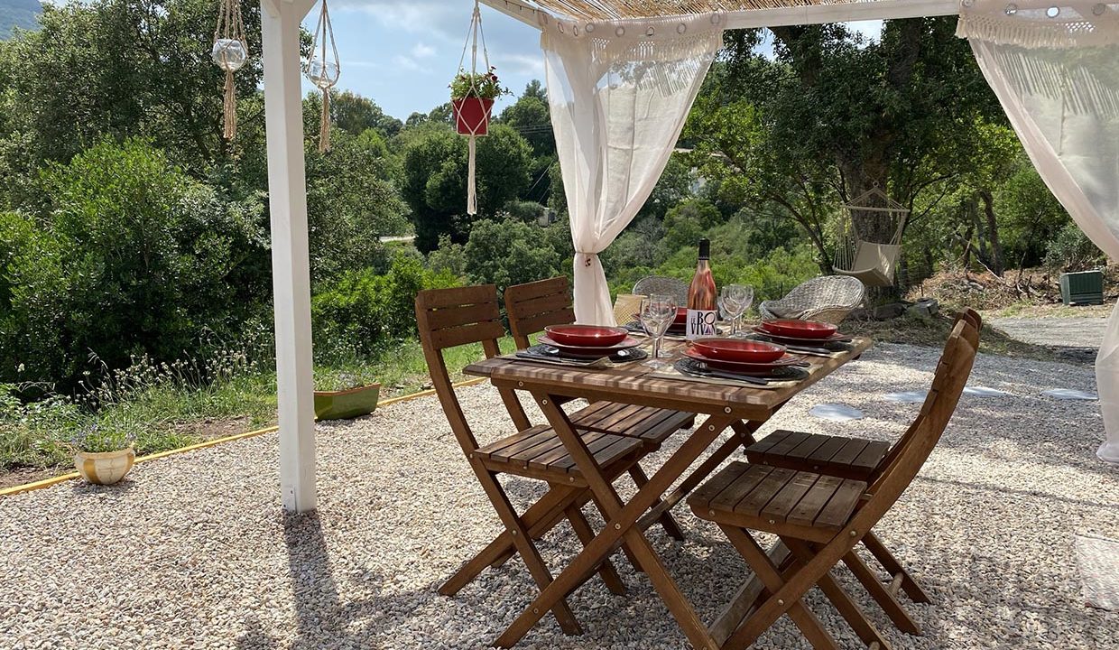 magnifique-terrasse-sous-tonnelle-ombragee-caraving-adrets-esterel-airbnjune