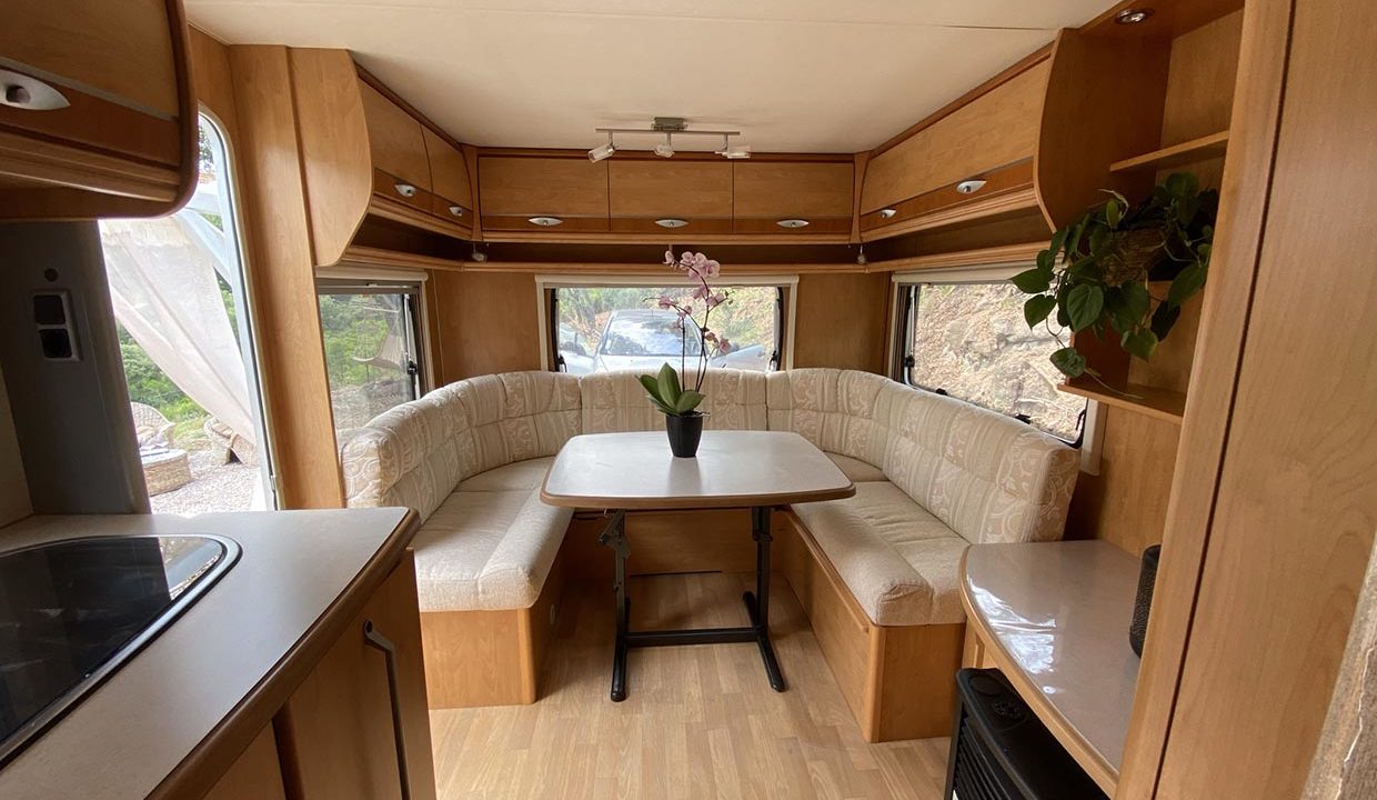 salon-caravane-adrets-esterel-airbnjune