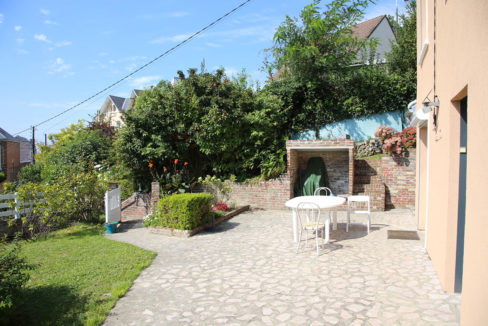 Terrasse avec barbecue chambre chez l'habitant le Havre