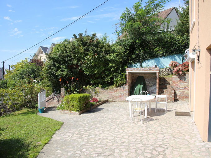 Terrasse avec barbecue chambre chez l'habitant le Havre